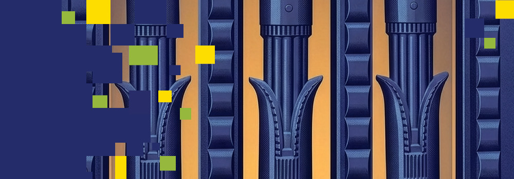 La bannière comprend un graphique abstrait numérique présentant une image en gros plan du motif géométrique détaillé d’une porte, sur fond orange. Des carrés pixélisés jaunes, verts et bleus flottent tout autour, créant un effet numérique ou abstrait.